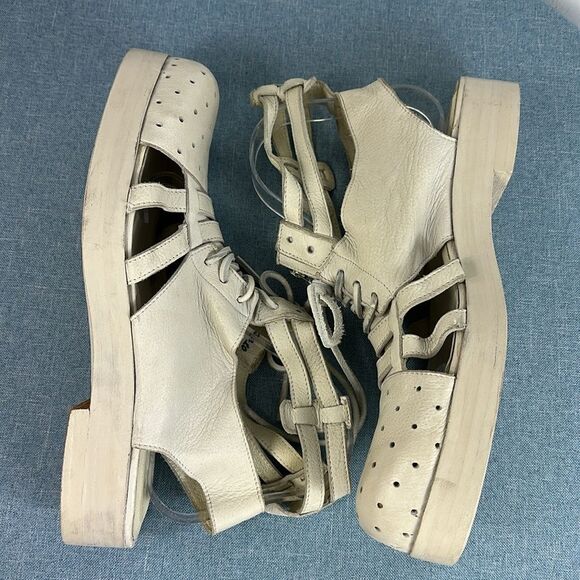 Esquivel Ivory Leather Round Toe Perforated Sandals Size 10 - Picture 5 of 8